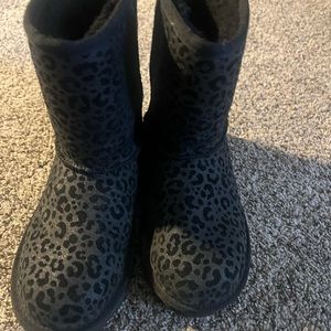 UGG size 5 big kid  Black snow leopard boots